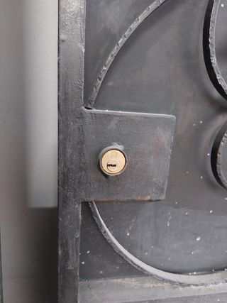 Portón de hierro negro de dos hojales.