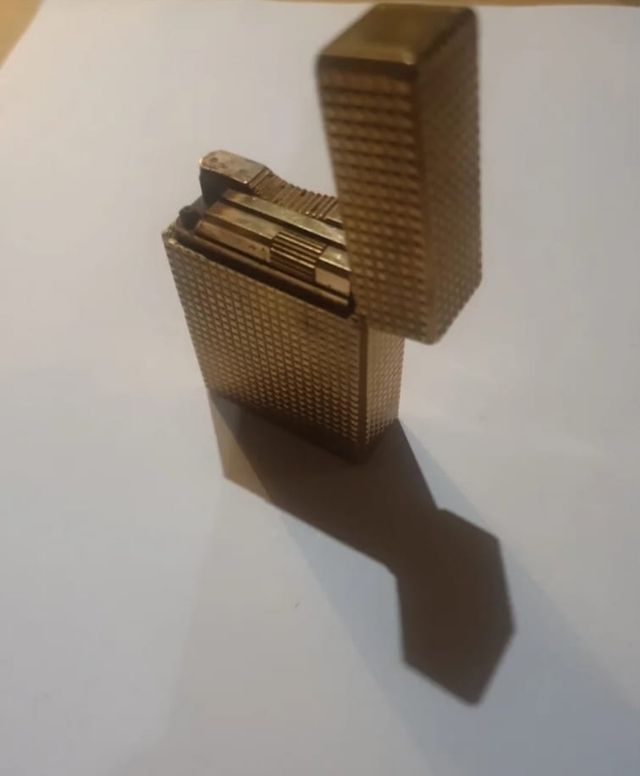 Mechero Dupont, bañado en oro. 