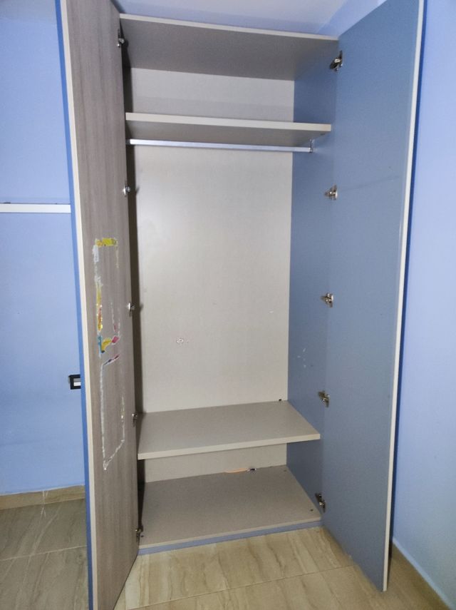 Armario bueno de madera.