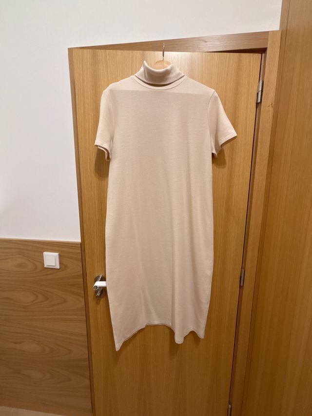 Vestido midi cuello alto beige Zara
