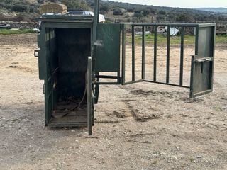 Cajón para herrar/curar becerros y vacas