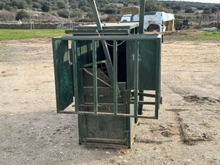 Cajón para herrar/curar becerros y vacas