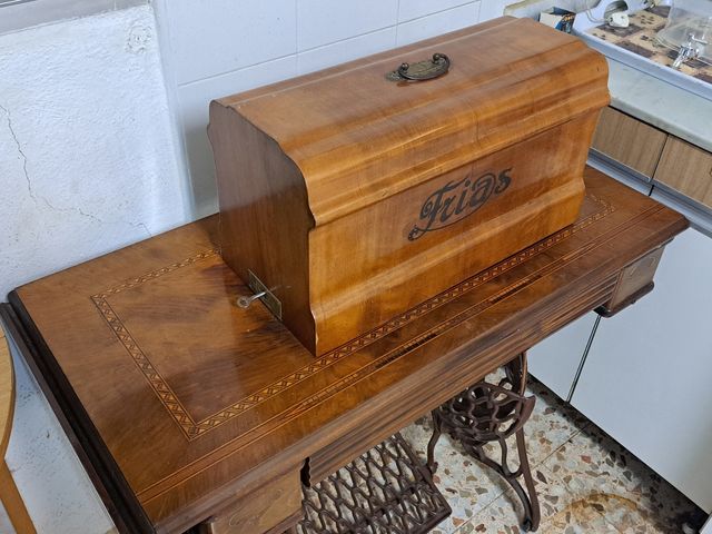 Maquina de coser antigua Frias