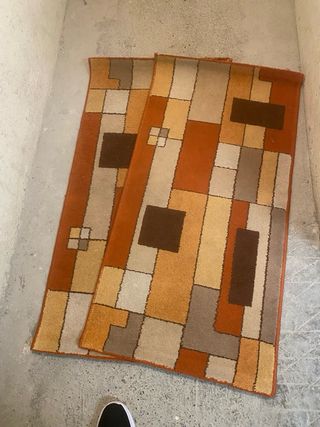Dos alfombras rectangulares.