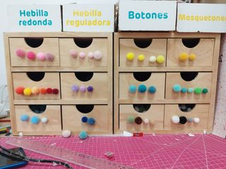 Organizador-Cajonera con pompones para coronas