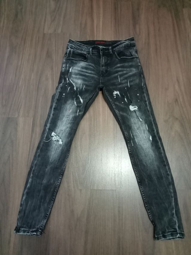Pantalón vaquero con rotos y manchas