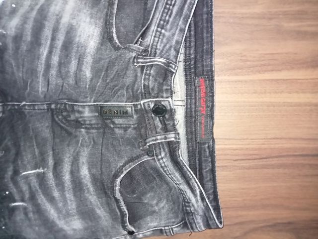 Pantalón vaquero con rotos y manchas