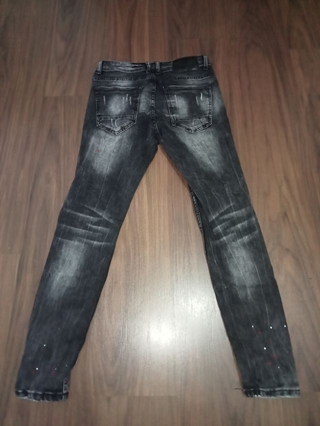 Pantalón vaquero con rotos y manchas