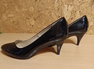 Zapatos negros de salón muy elegantes.