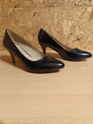 Zapatos negros de salón muy elegantes.