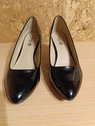 Zapatos negros de salón muy elegantes.