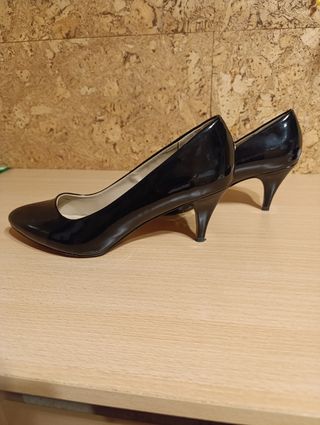 Zapatos negros de salón muy elegantes.