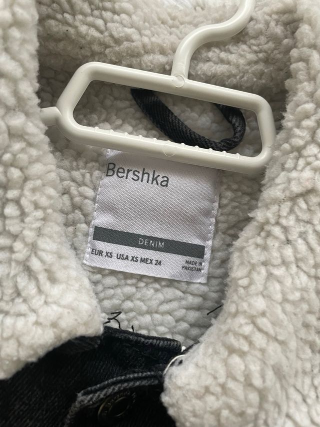 Chaqueta negra vaquera bershka
