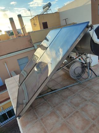Paneles solares con 2 bidones de agua