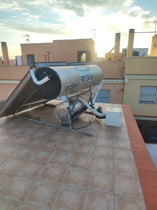 Paneles solares con 2 bidones de agua