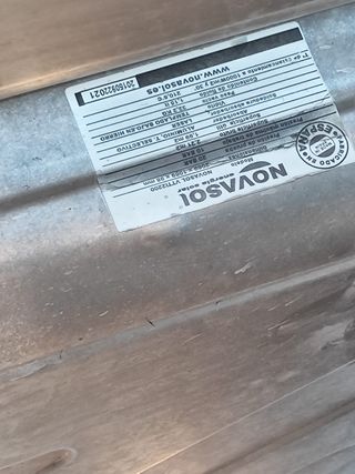 Paneles solares con 2 bidones de agua