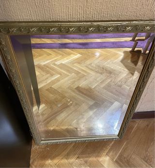 Espejo con marco dorado