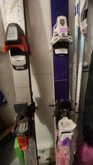 2 Esquis con funda y bastones