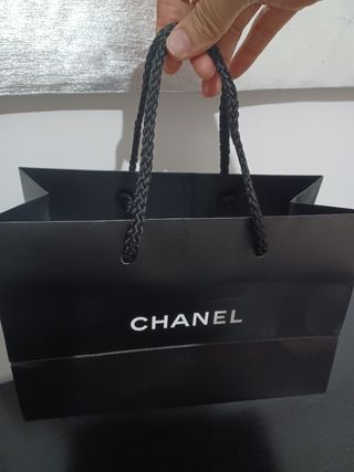 Busta in carta Chanel