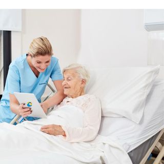 Cuidadora/acompañante en hospital