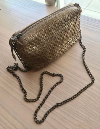 Bolso pequeño dorado con cadena