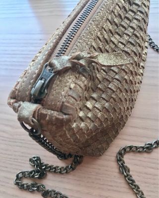 Bolso pequeño dorado con cadena
