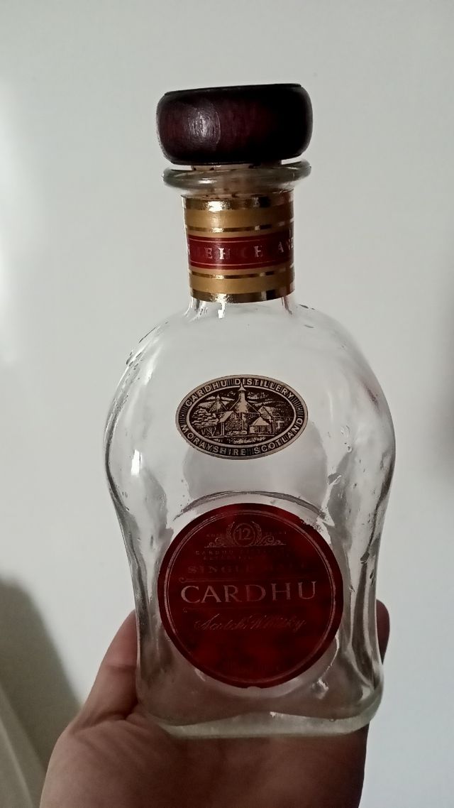 Cardhu. Botella llena y vacía 