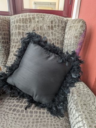 Cojín de diseño plumas negro Zara Home