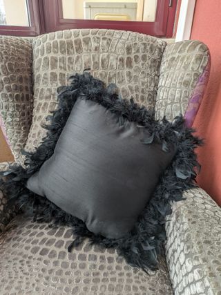 Cojín de diseño plumas negro Zara Home