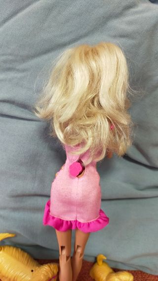 Barbie aplaude y perritos