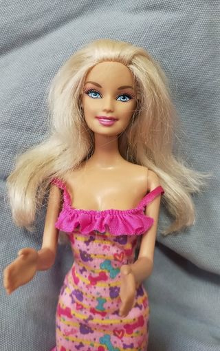 Barbie aplaude y perritos