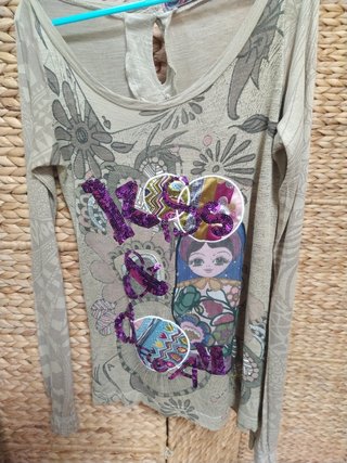 Camiseta DESIGUAL Escote de barco, sin hombros.