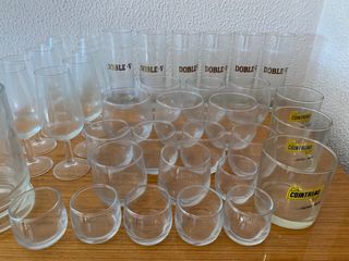 Surtido de vasos copas jarra aceitera jarrones