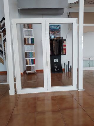 Ventana blanca abatible
