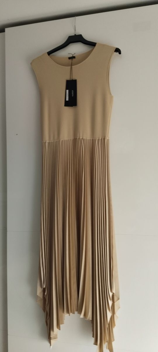 Vestido ETIQUETA REGALO zapatos y americana.
.