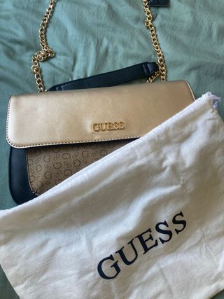 Bolso Guess con cadena dorada