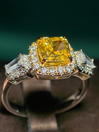 Anillo de diamante amarillo