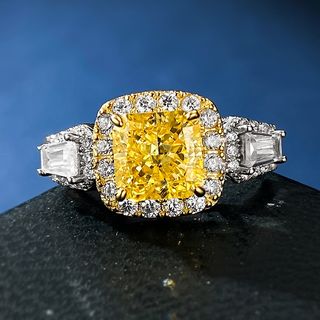 Anillo de diamante amarillo