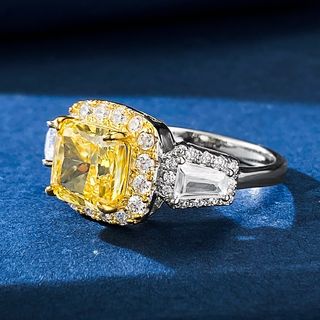 Anillo de diamante amarillo