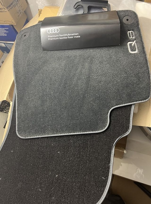 Alfombrillas delanteras Q8 4M061275 C MNO