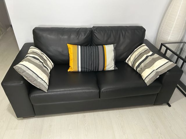 Sofá negro 2.5 plazas