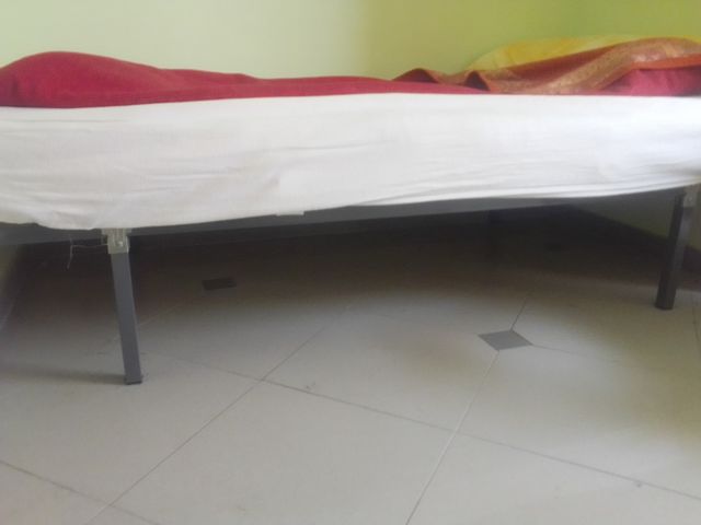 Cama 200 x 90 con colchon nuevo