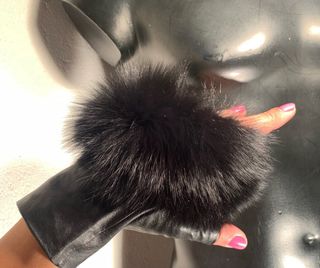 Guanti in pelle e volpe nera