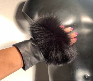 Guanti in pelle e volpe nera
