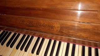 ANTIGUO PIANO DE PARED R. MARISTANY DE 1910.
