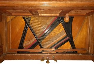 ANTIGUO PIANO DE PARED R. MARISTANY DE 1910.