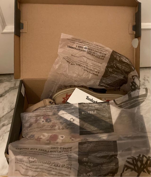 Scarponcini Timberland con ricami floreali