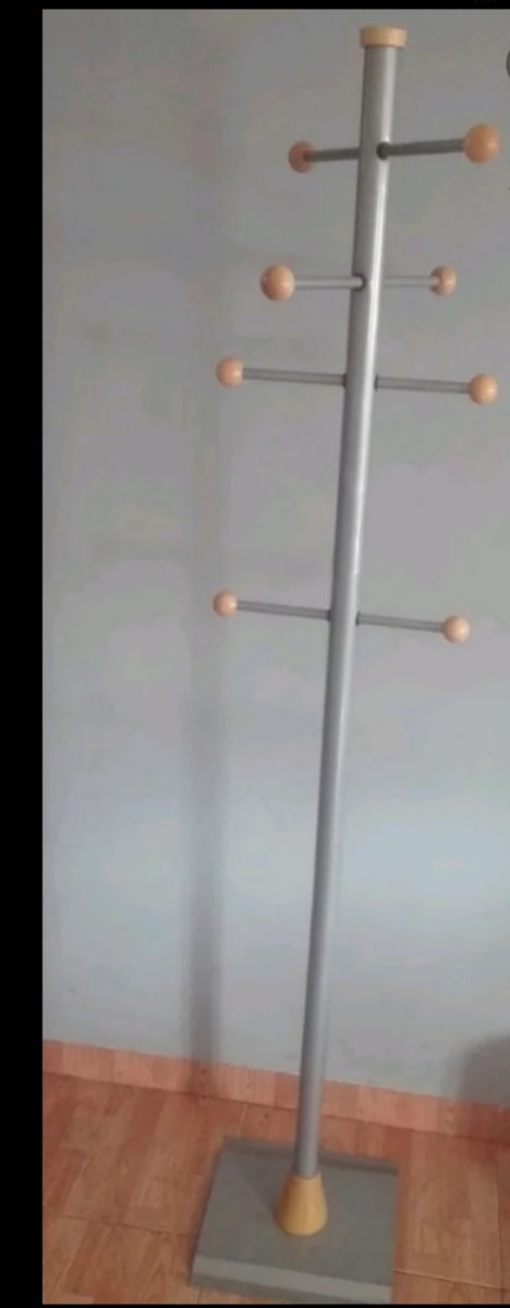 Perchero metálico oficina 1,70cm y 8 ganchos