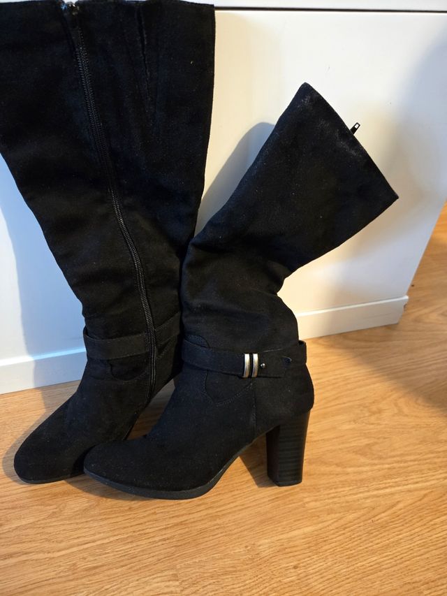 Botas negras altas de tacón