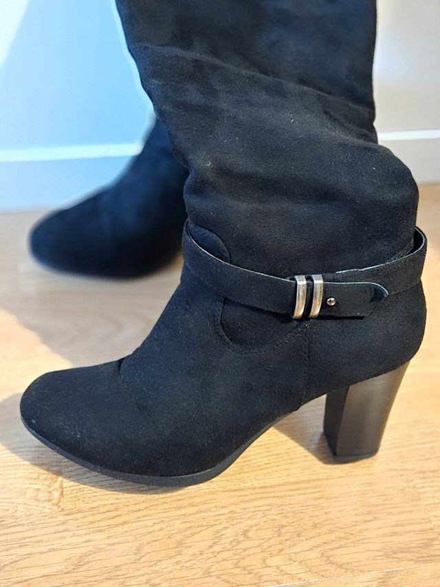 Botas negras altas de tacón